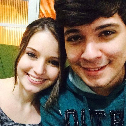 sou um chato que namora 2 bjs vadias.