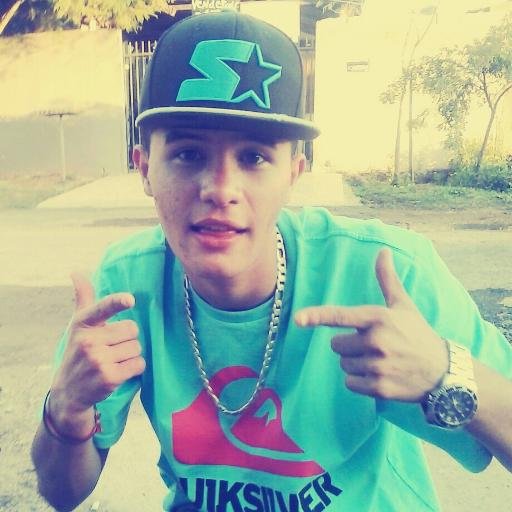 Uns vivem pelo sonho, outros sonham em viver.
Alguns perdem o que têm, outros nem tem o que perder.