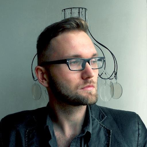 Je suis un esprit libre, un artiste dans sa tête dans les nuages ​​et les pieds sur terre.