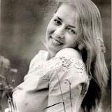 Artist, psychologist, I restore furnish antiques. I like the gardening, sea, cicles, contact with the children, I write poetries.I make charcoal drawing....