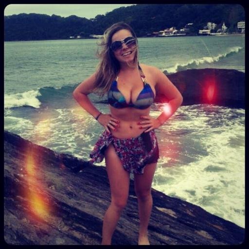 Sorria com vontade. Abrace forte. Dance na chuva. Beije como se fosse a última vez. Tudo aquilo que é intenso se torna inesquecível. (:
