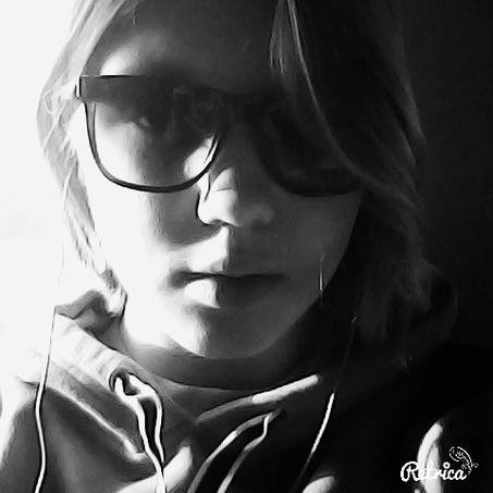 FleurFanee14's profile picture. я злой и саркастичный ананасик..( ͡° ͜ʖ ͡°)люблю мороженое и крекер,гитара-лучшая подруга,кошка Боння лучший слушатель..сплю до обеда...вкратце