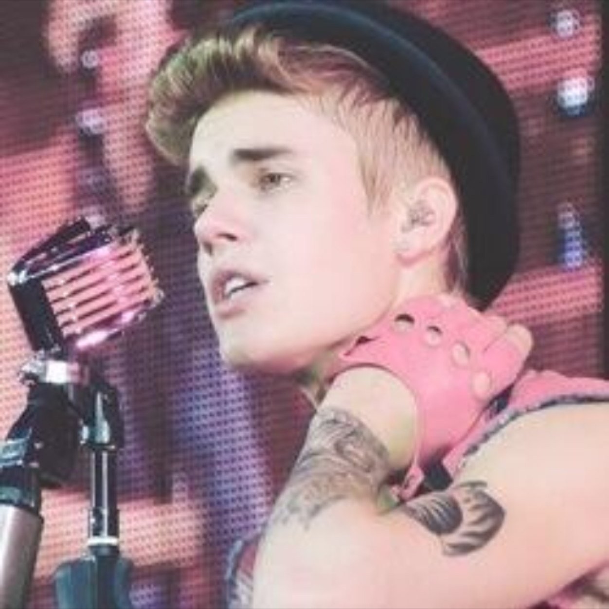 this is a free follow :) follow @UNHOLYBIEBERS she follows back