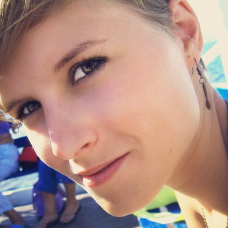 La stupidità che si nasconde dietro la bellezza non è poi cosi pericolosa.