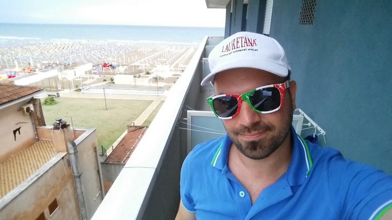 Non sognare la tua vita, vivi il tuo sogno... Music is the best lover...Napoli Rimini Londra Barcellona Madrid Peace&Love Tommy xxx