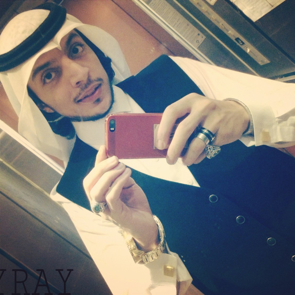 انا فتَى وصّل العِشّرينْ ، قَلمهُہ يَتحدثُ الثَّلاثِين عَقلَهُہ تَعدَا الأَربَعِينْ ،.يُقَال أنّهُ عَاش الخَمّسينْ آلمْ تسَّمعِو بهہ..*ِ!