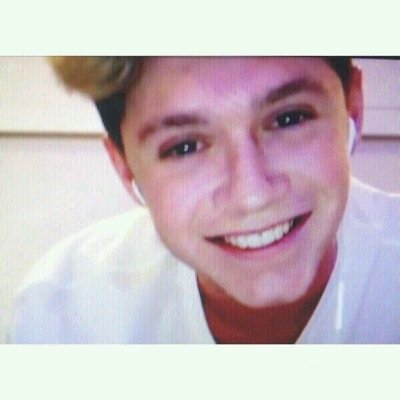 free follow but follow my main account @1DBeours and il follow back on that aswell .