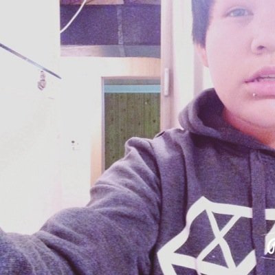 Share me :)) sometimes i think that 5sos is awesome. 7.8.143 (her thou)  twitter in confusing.. Follow me on facebook: sheyanah Śtärr :)
~_niggatron1