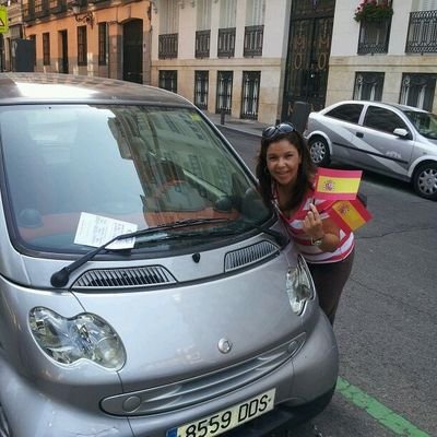 Gerente, con estudios de Turismo y Administración, Trabajadora