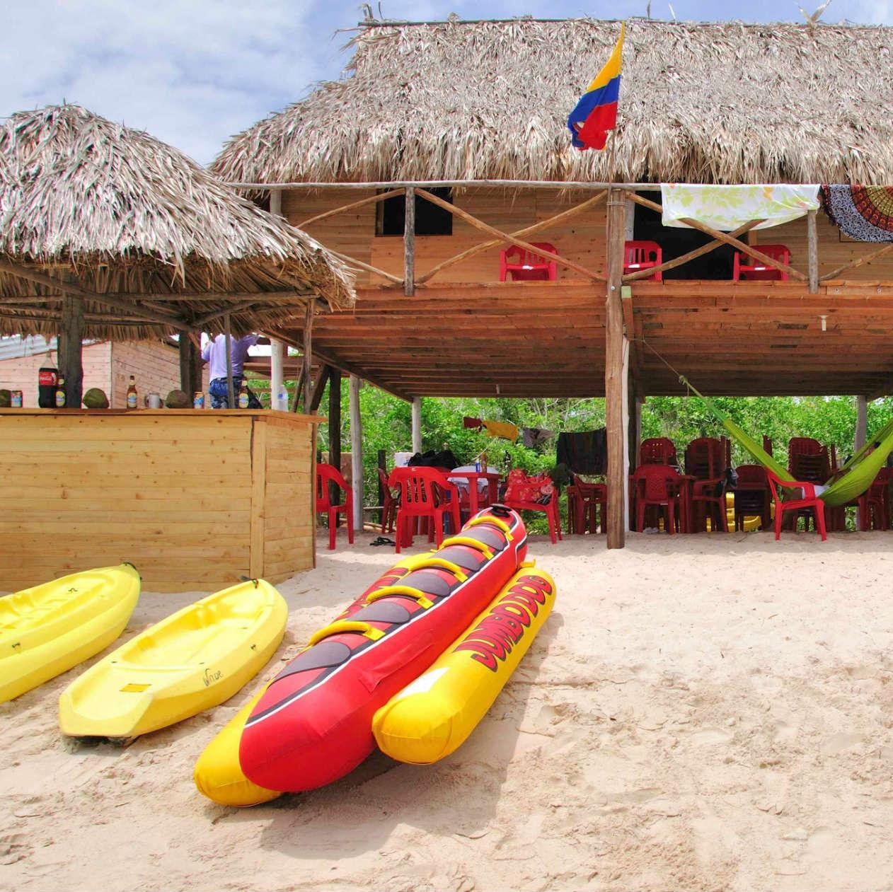 Hostal Tropical Ubicado en la isla de Baru. Pasadias y Tours a Playa Blanca. Practica Snorkel y Kayaking. Reservas (+57) 312 6516183 o 3104151849