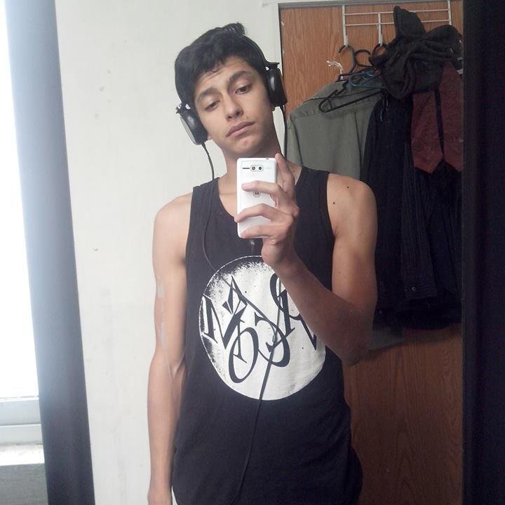 dylan_awesome's profile picture. Duermo con los ojos cerrados, me gusta reirme fuera de lugar y hacerle burla a los albañiles.    No me importan mis followers.