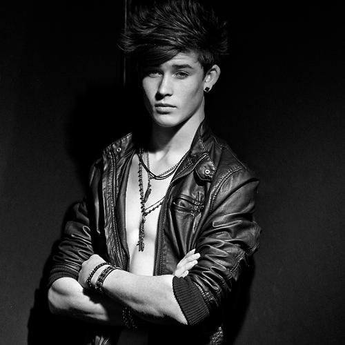 17. Acompañante. Bisexual. I don't care about your judgment.