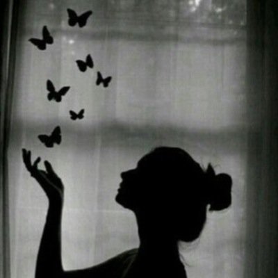 ‏قد تكون رُوحِي زجاجية أكثَرَ مِما ينبَغِي...! وقَلبِي مٌرهَفْ وَ شَفافْ ونَفسِي تَخشَى وَتخَافْ   لَكِنْ  ليس بِمقْدورِي تَغييرِي !!  هذهْ أنَا
