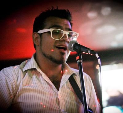 Joven trovador oriundo del mundo y de su gente
