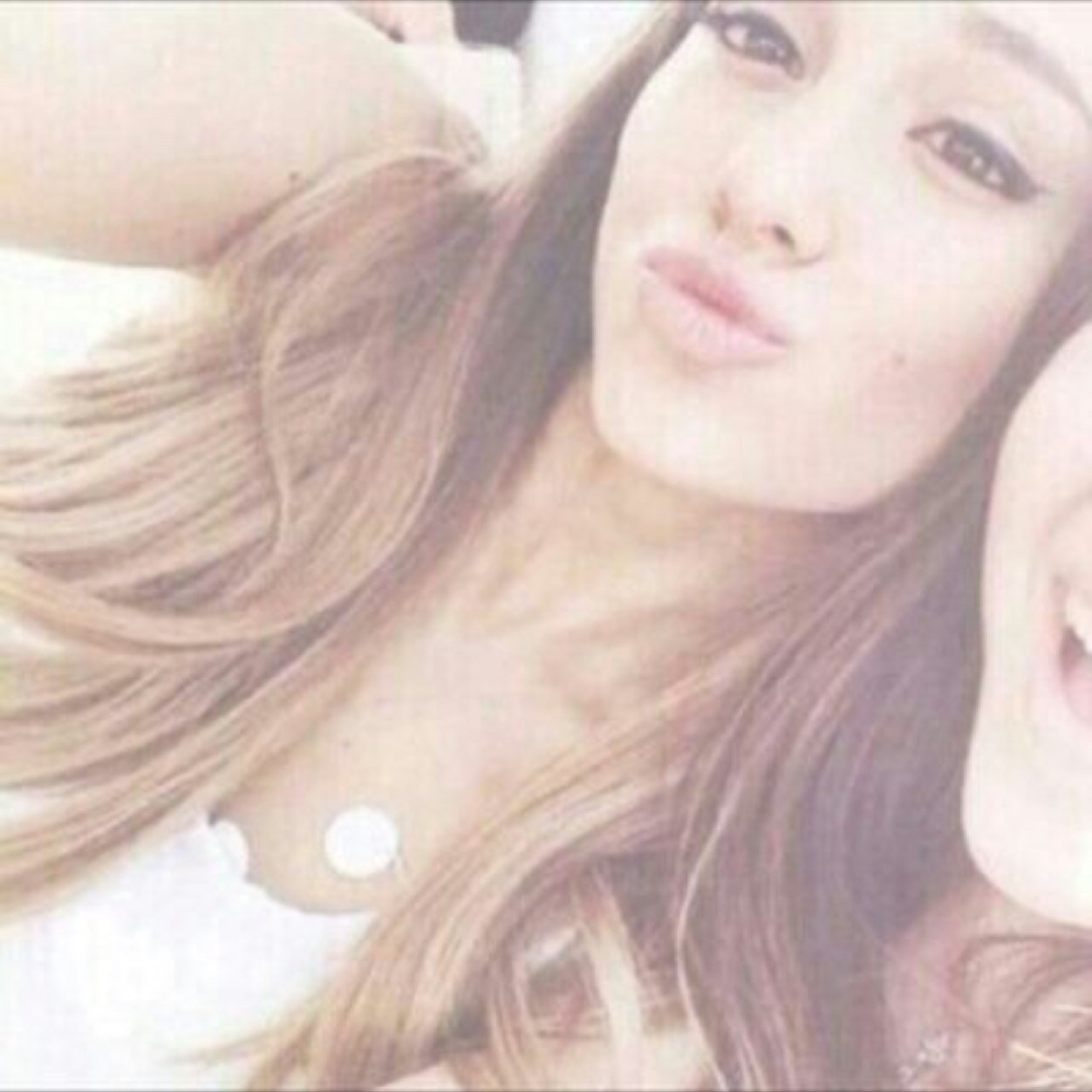 Fanpage to best arianaGrande A BIG fanpage big fan I Love you so much Ari
