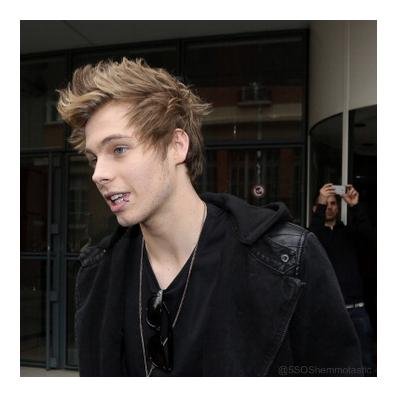 5SOShemmotastic's profile picture. bands, bands, and bands. will i ever get 1/4?