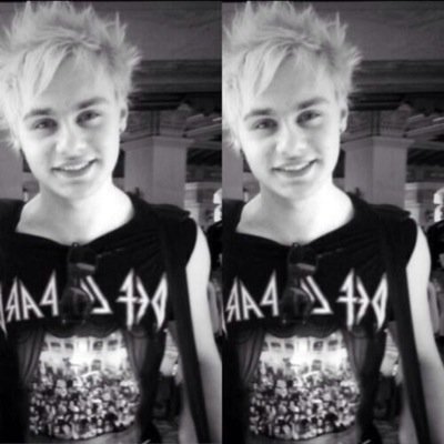 michael wouLD SUCK YOUR ASS! Please follow @laurakettle1D bc she really needs more follows? :)