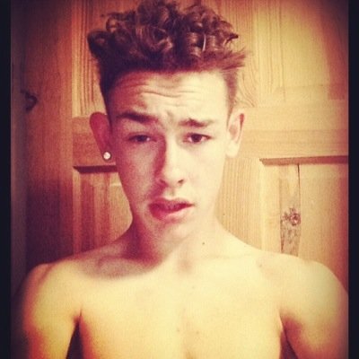 Im 17, everyday is a football day, love chilling with the team, chelsea all the wAy, i love music