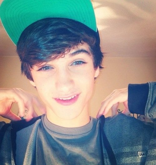 luke | 16 | single | twitter | food is life | tumblr addict | pizza lover | babe magnet | youtube has become an addiction |