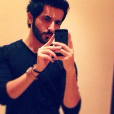 ‏مَهمَا كنتْ وَحدك سيكونْ هناک 
دَائما قَلبا يحبٌك وَانتَ ﻵ تَعلمْ