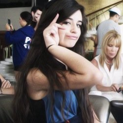 Segue a @1Dlifegirl ? Ela segue todos de volta obg ❤️ desculpa o encomodo,love u .
