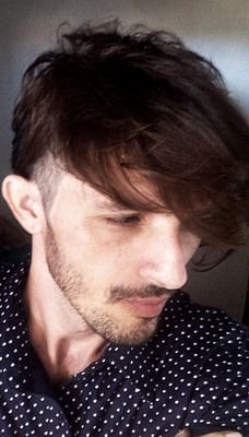 Estudante de moda, amante da arte de desenhar.