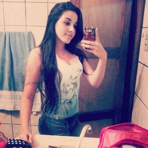 Cursando o Ensino Médio, apaixonada por livros, pretendendo cursar Medicina. insta : @karinesimplicio