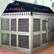 أَبُو القَاسِمِ الجُنَيْدُ بنُ مُحَمَّدِ بنِ الجُنَيْدِ النَّهَاوَنْدِيُّ ثُمَّ البَغْدَادِيُّ، القَوَارِيْرِيُّ.
