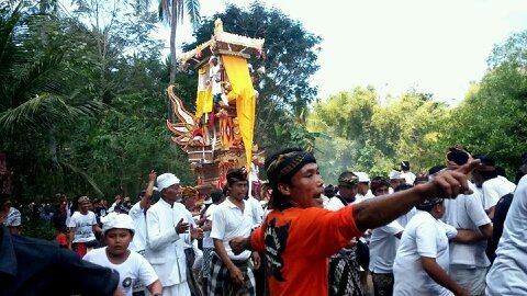 manusia gak jelas tapi bisa menjelaskan#frontal tp berakal#nyeletuk  #ketawa.... coba aja !!