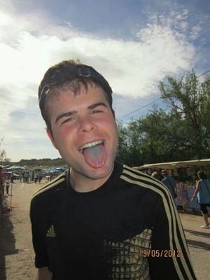 soy un chico normal al que le gusta el real madrid y tambien un buen concurso de recortes y sobre todo estar con mi mujer