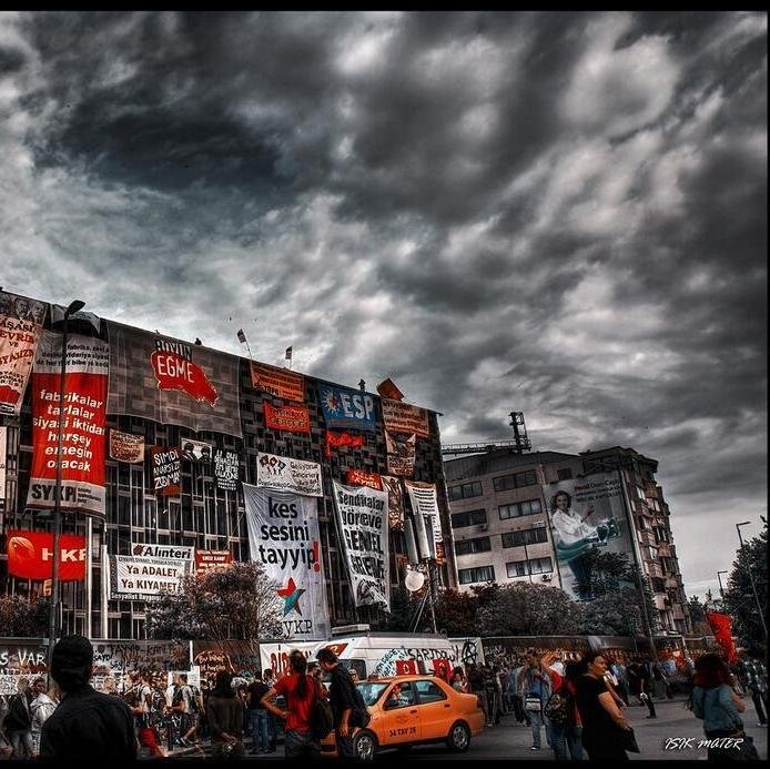 'İnsanlık ve Barış Manifestosu': 
Bu dünya, senden olmayanlarla hoştur. Onların sana verdiği ilimlerle, kıymetlerle, gönüllerle.