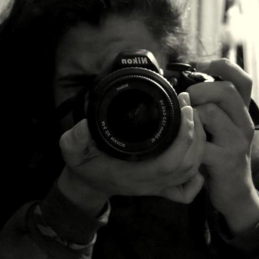 mikaloza's profile picture. Tengo que aprender a volar
 entre tanta gente de pie.
 Cuidan de mis alas unos gnomos de lata
 que de noche nunca ríen.
/Fotografiar siempre/