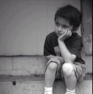 : آغآرُ بِقوھَ ، آحٓب بصٓدق وَآحزنْ بعمْق ، لآ آجِيدَ لعٌبْ آلآدوآر ولآ آتقنْ لبسّ آلآقنعْہ وَعنْدمآ آصٓمتْ فـ آنآ حٓقآ آتآلمْ ..!