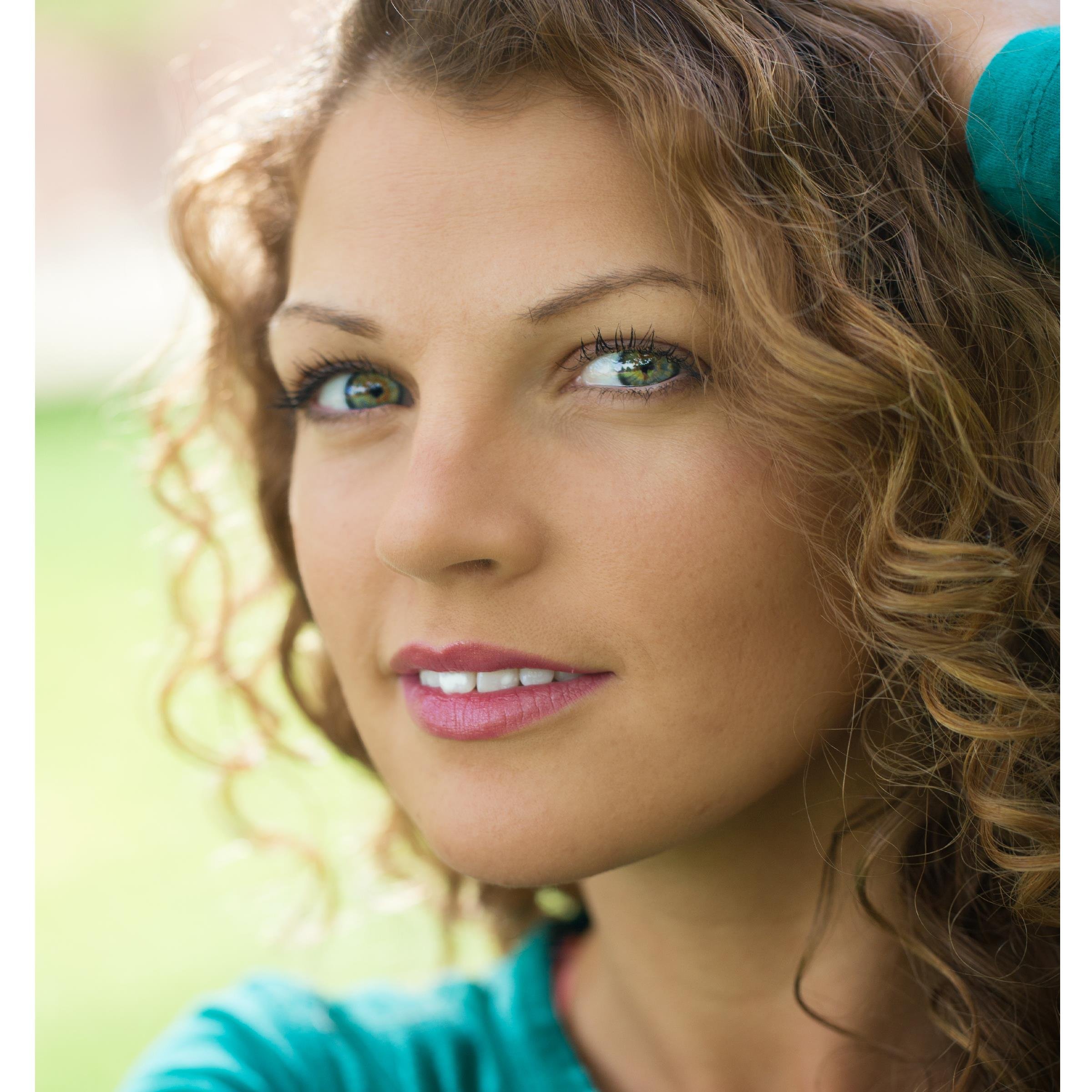 Member of Americana Duo The Howlin Embers, Singer/Song-Writer, Actress, Dancer and all around nature enthusiast!