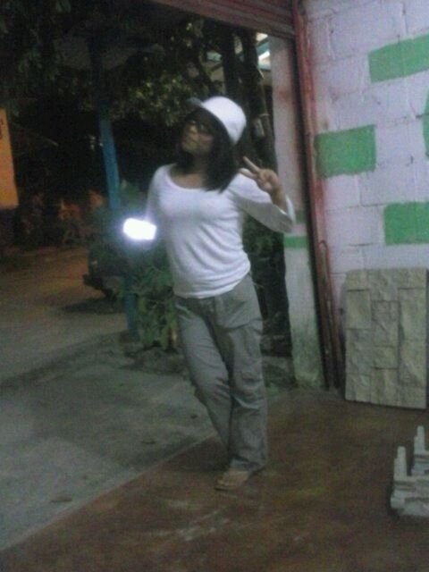 mujer de 23 años algo infantil con gustos musicales raros :)
