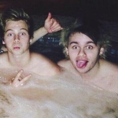 good things always happen after midnight
@cheekylindsay and @PANTLESS5sos