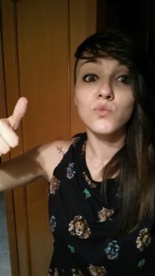 Cristina_reyess's profile picture. Se que mientras tu sonríes , yo me voy cosiendo heridas.