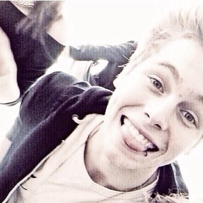 I like pizza and bands. Forever 0/4✌️