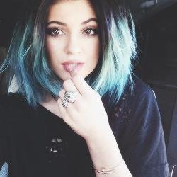 Cette fille,seul dans un coin,que personne ne remarque.