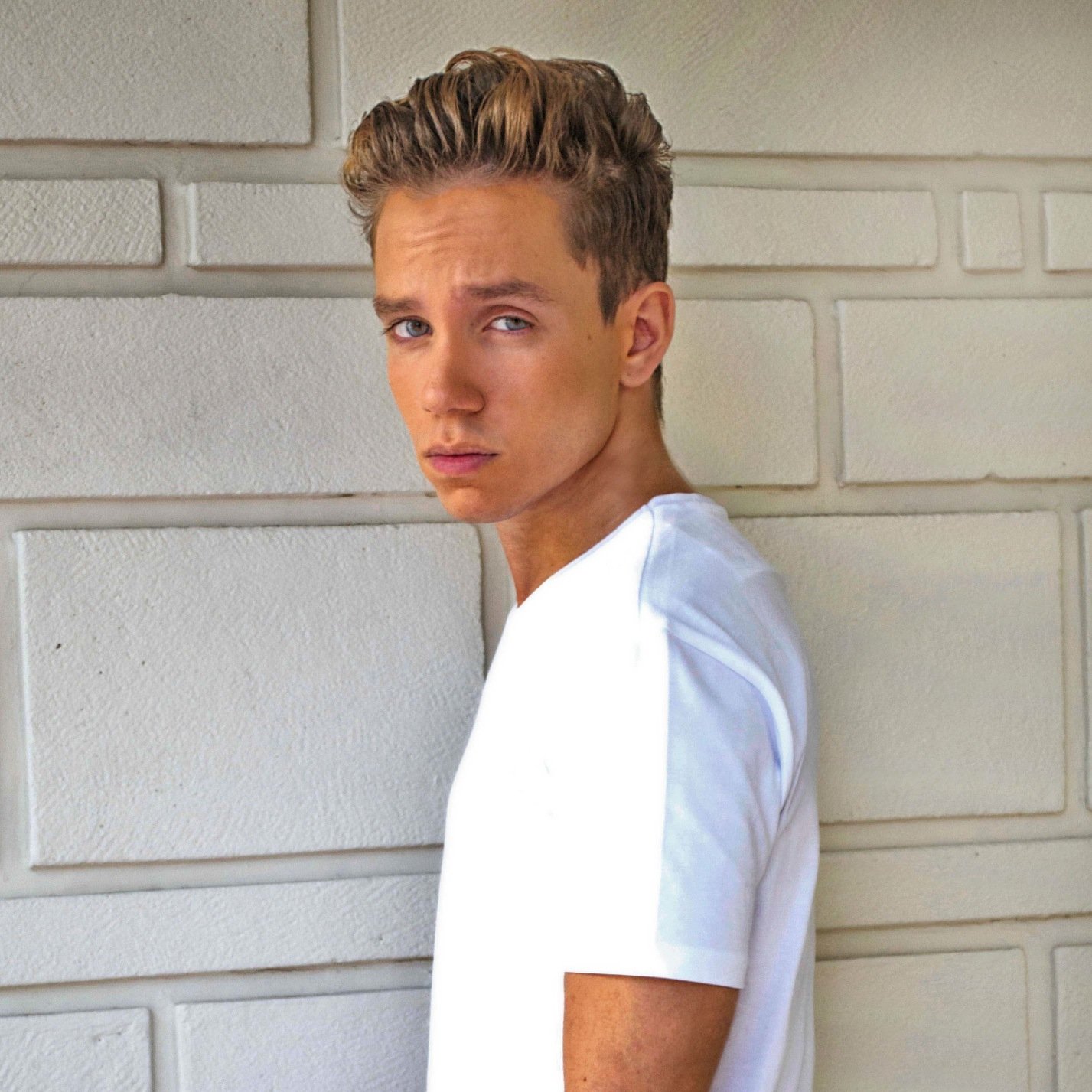 Carlonator de ♥ la voz de un rubio me enamoró y aqui estoy apoyandolo ► @CarlosParejo