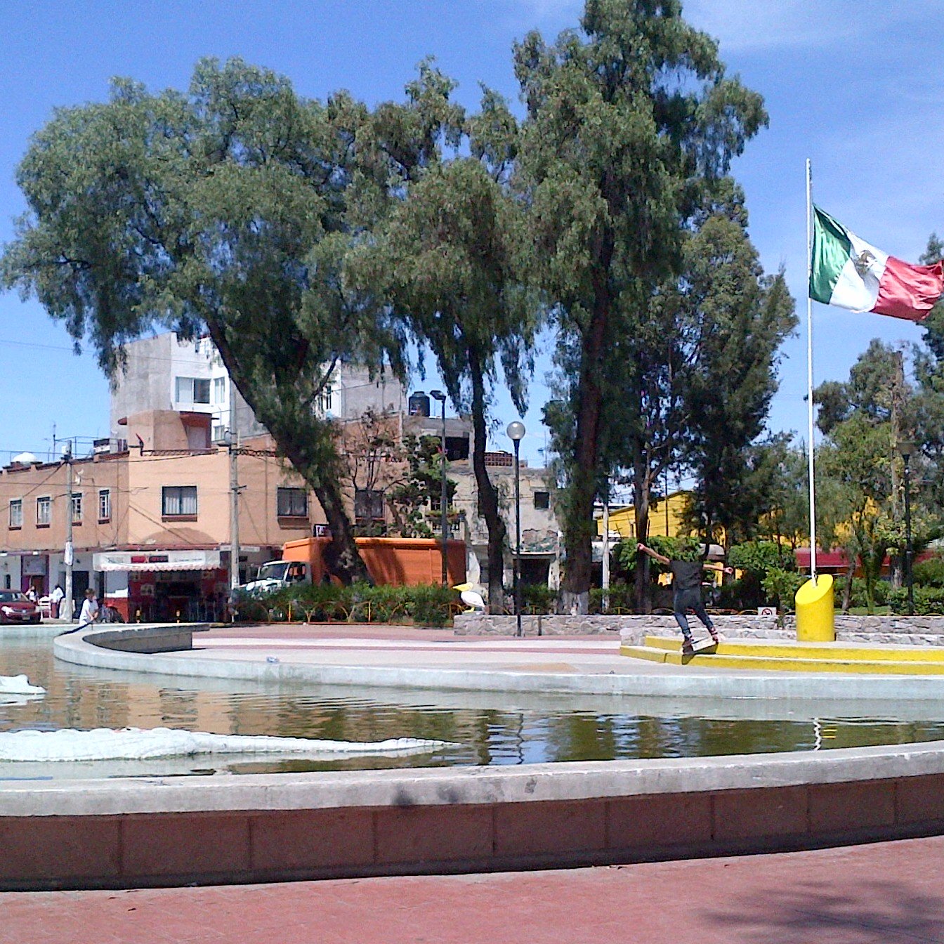 Colonia al norte de la ciudad de México, colindando con @Col_Industrial. Cuenta APARTIDISTA dedicada a informar,compartir fotos, etc.