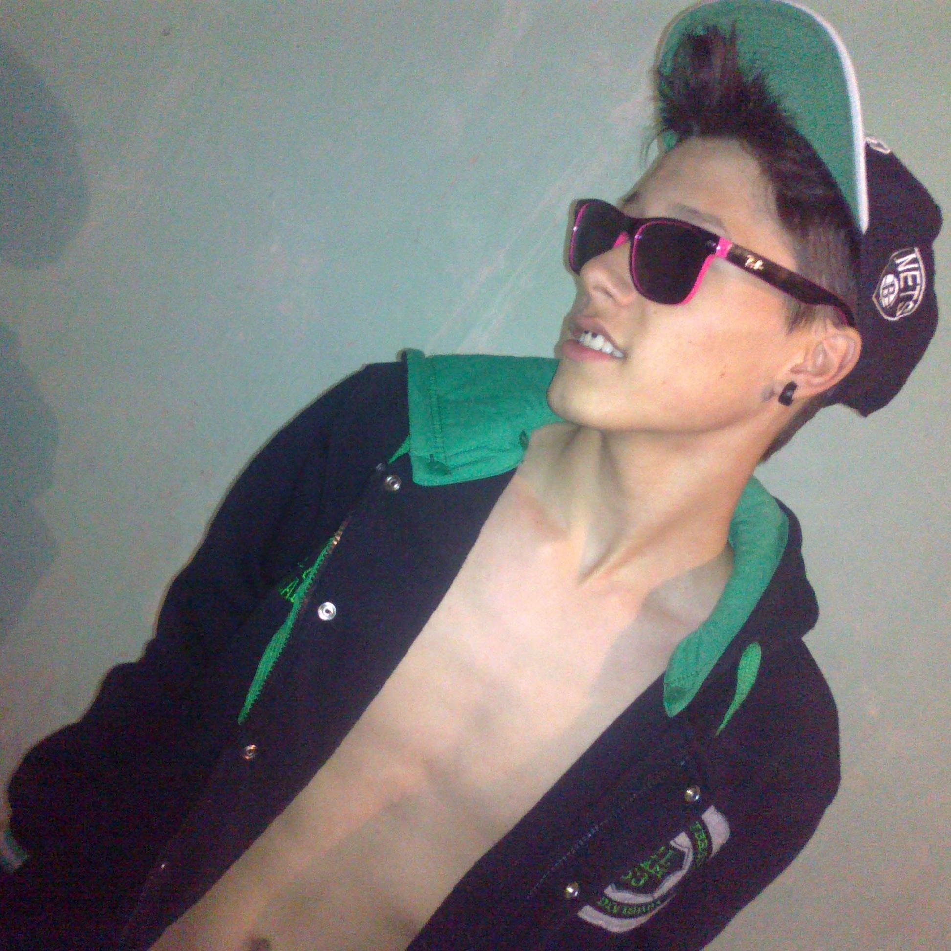 Hooolu Qssssyooo no usaba mucho el twitter lo habia  
cerrado xD Ahora Le doy mass bolaaas s2s2 *-*