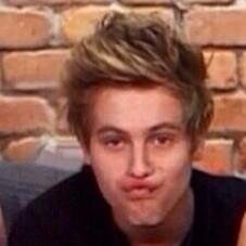 Follow @SexSlaveOf5sos ilysm xx