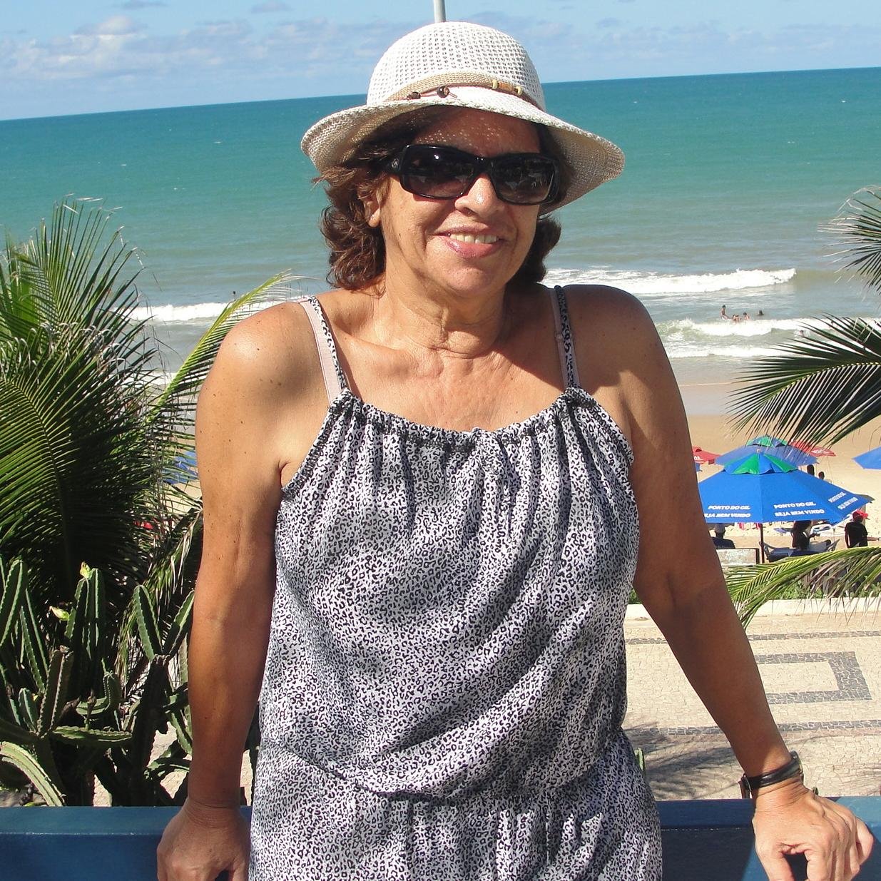Administradora e Jornalista, divorciada, mãe apaixonada pelos filhos, noras e netos, uma pessoa muito feliz...