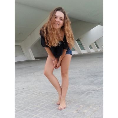 El reír será un lujo que olvide cuando te haya olvidado.
Hermana,mi sonrisa.
Ha ganado la razón al corazón.