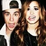 Lovatic ,Belieber,e tenho as minhas recaídas com a miley. ♥♥