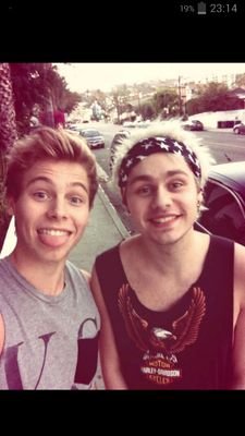 Please follow @hey_there_5sos thx ilysm ♡♡♡♡