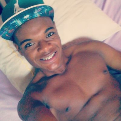 Sou um garoto alegre, de bem com a vida, sei do que quero, e sei do que não posso, tranquilidade sempre ✌.