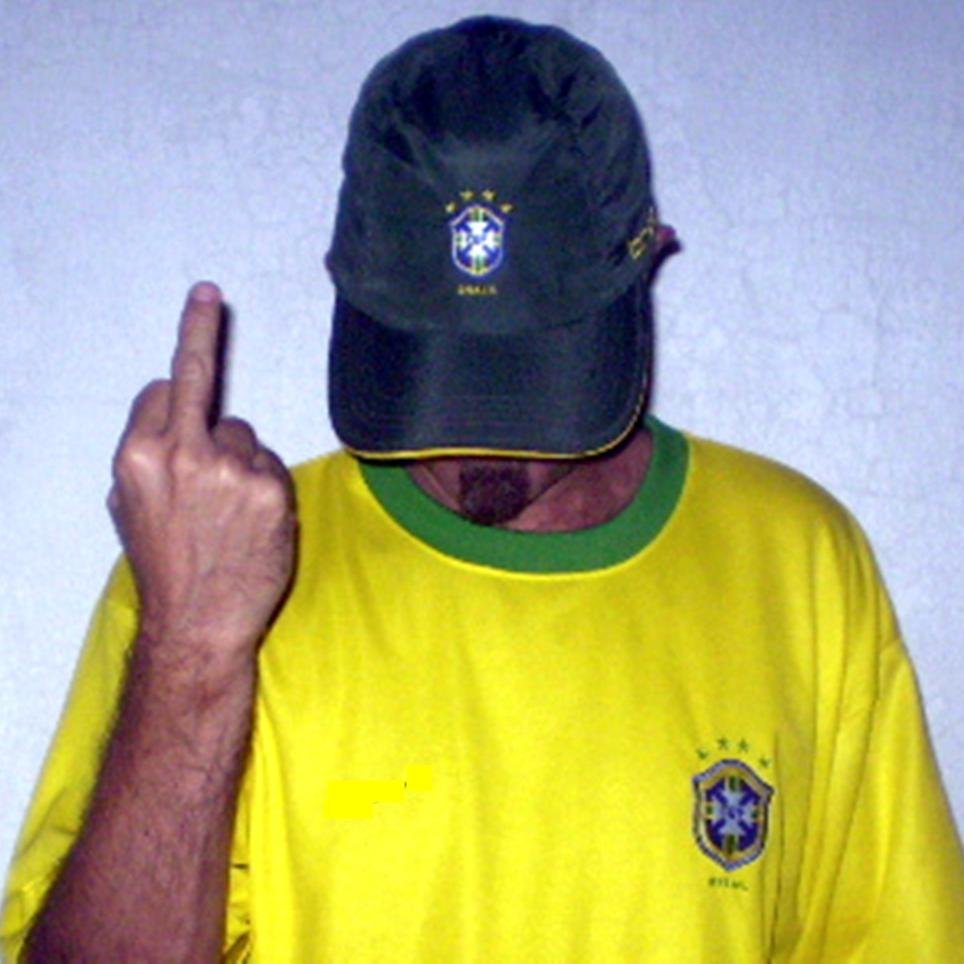 Sou apenas mais um palhaço cidadão no pais do circo e pão...
