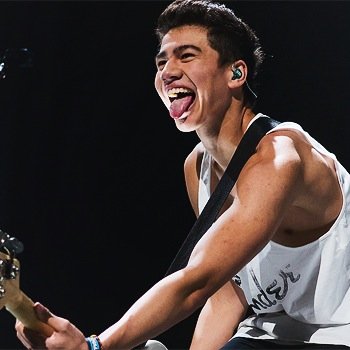 please follow @calumshotcakes i love you